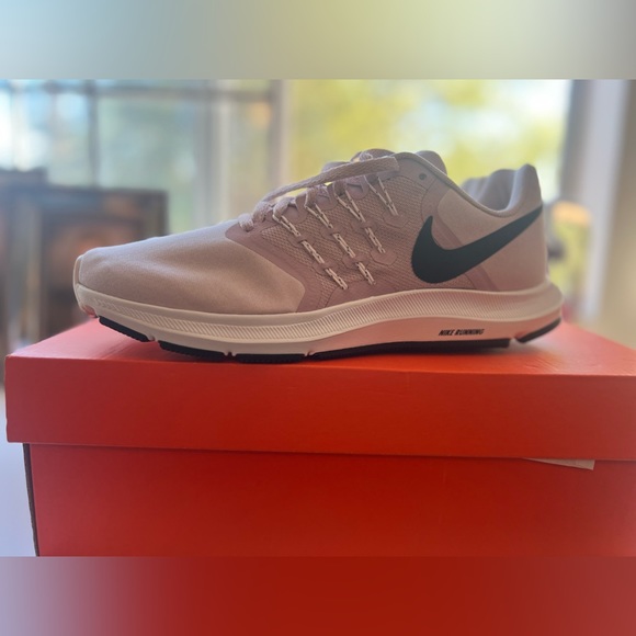 NWT Women's Nike Run Swift - Picture 4 of 10